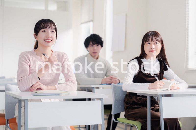 キャンパスで講義を受ける大学生