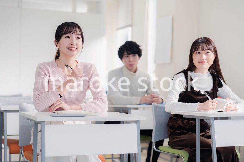 キャンパスで講義を受ける大学生