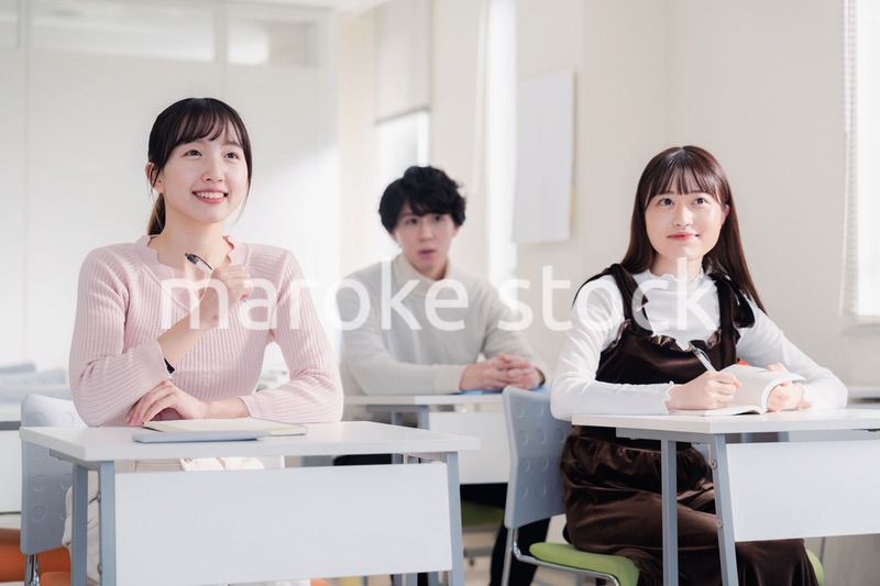 キャンパスで講義を受ける大学生