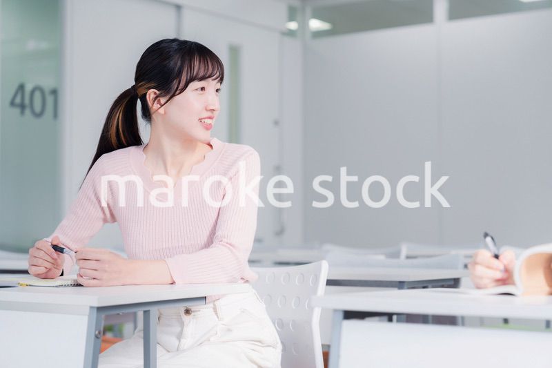 キャンパスで話をする女子大学生