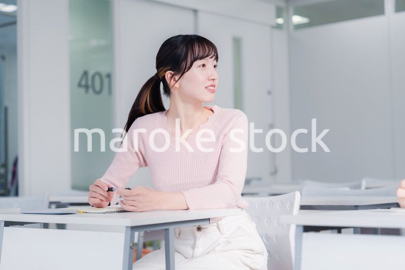 キャンパスで話をする女子大学生