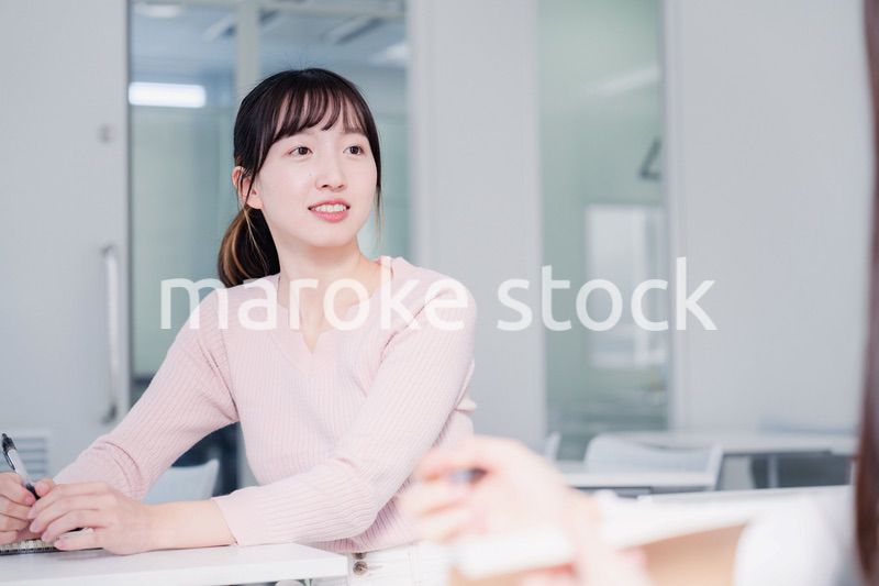 キャンパスで話をする女子大学生