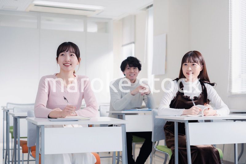 キャンパスで講義を受ける大学生