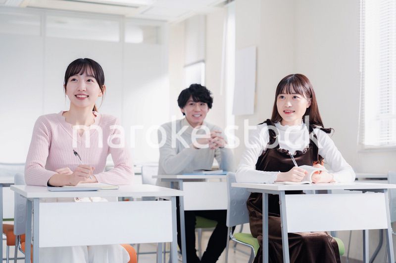 キャンパスで講義を受ける大学生