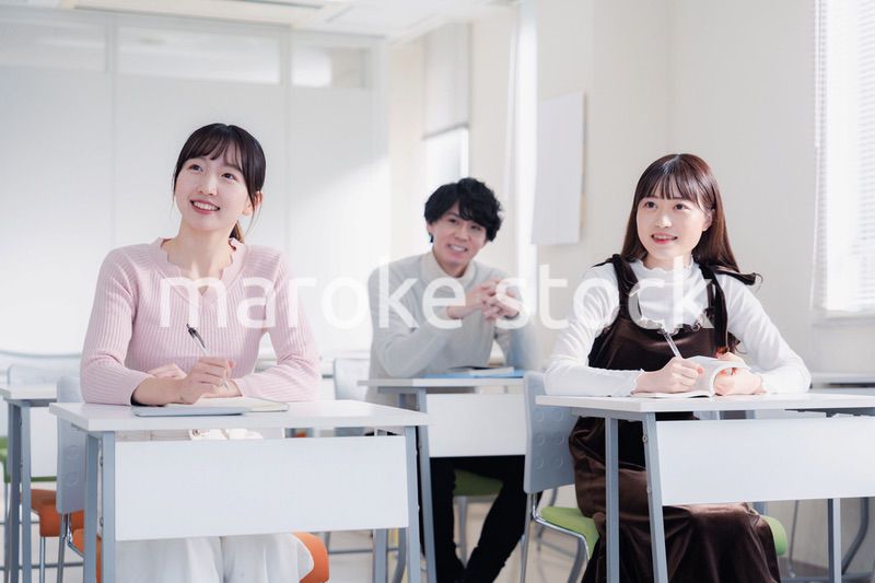 キャンパスで講義を受ける大学生