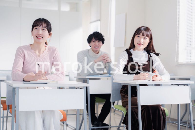 キャンパスで講義を受ける大学生