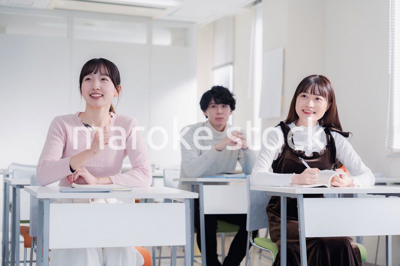 キャンパスで講義を受ける大学生