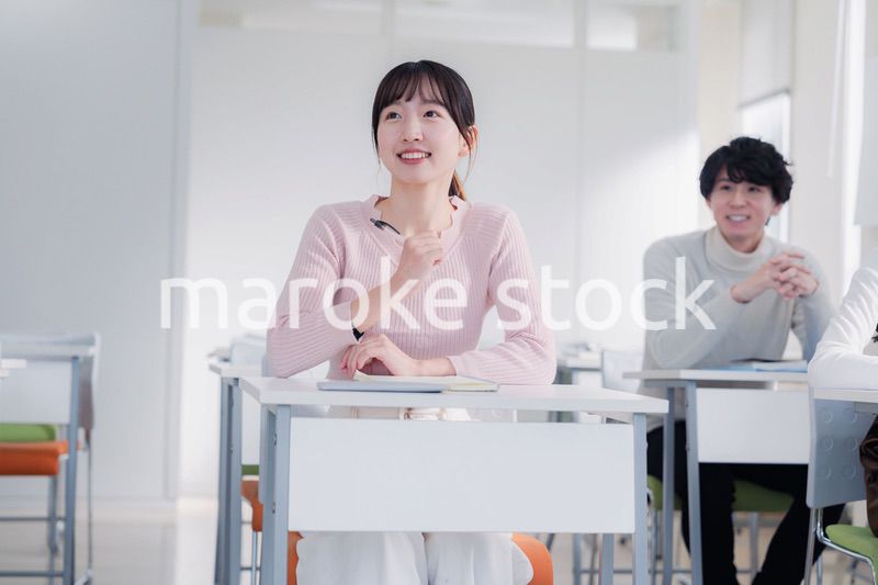 キャンパスで講義を受ける大学生