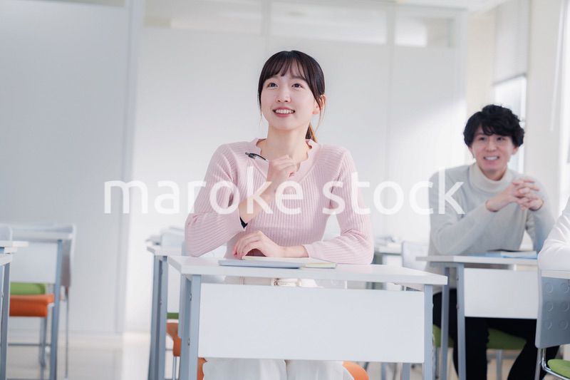 キャンパスで講義を受ける大学生