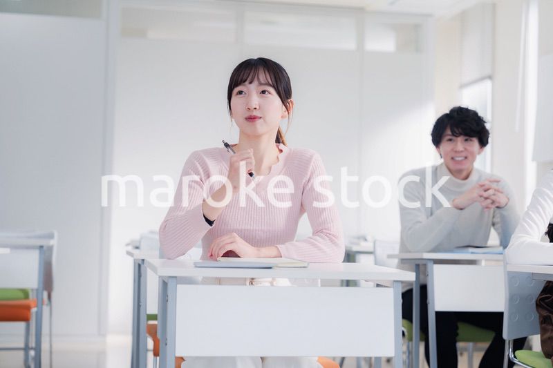 キャンパスで講義を受ける大学生