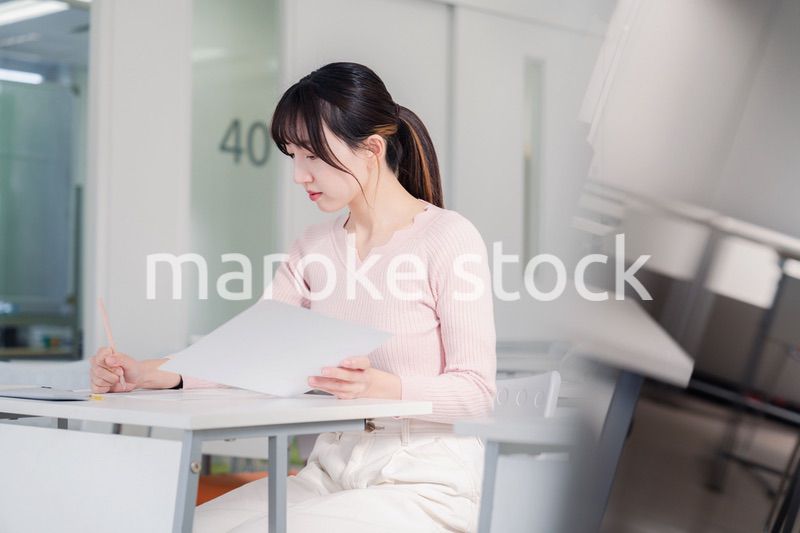 試験を受ける女性