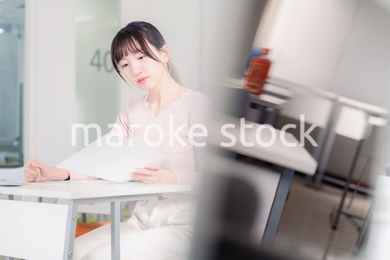 試験を受ける女性