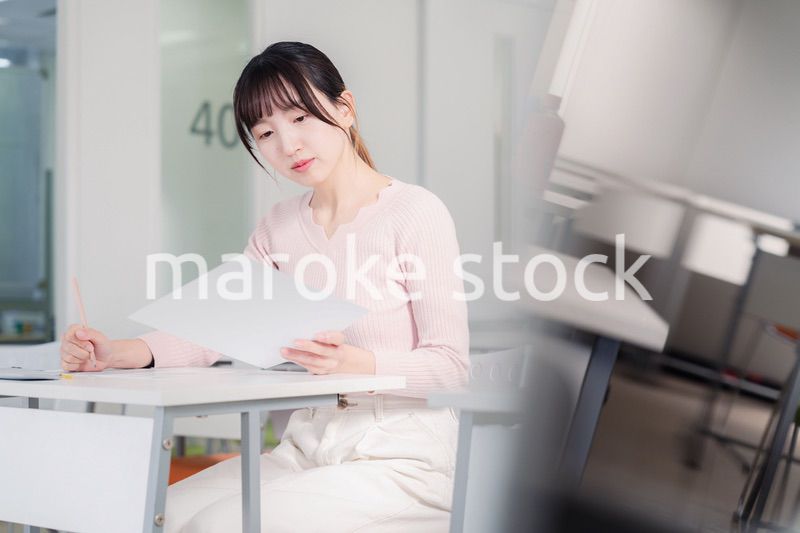 試験を受ける女性