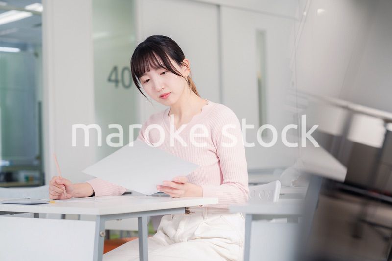 試験を受ける女性