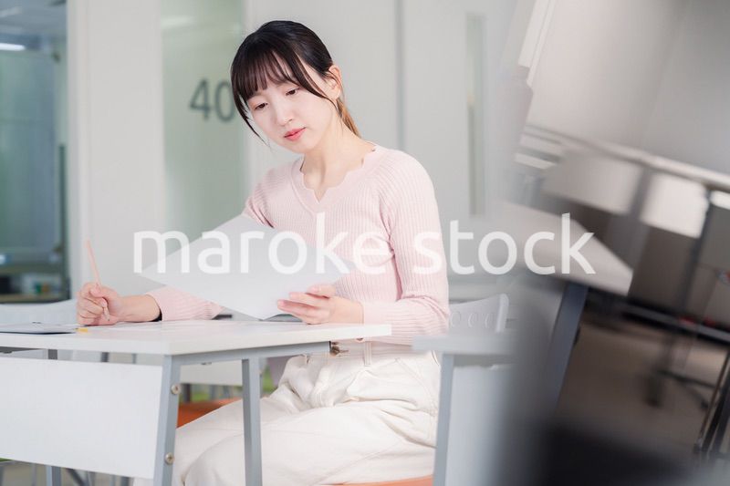 試験を受ける女性