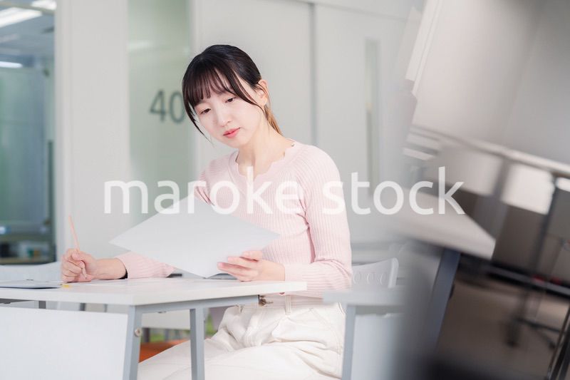 試験を受ける女性