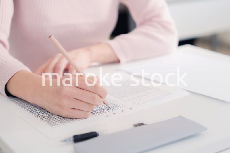 試験を受ける女性