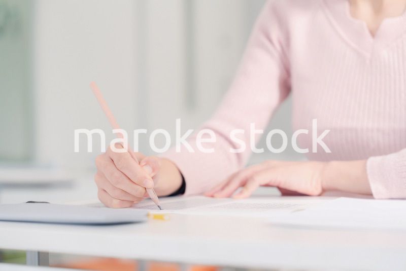 試験を受ける女性