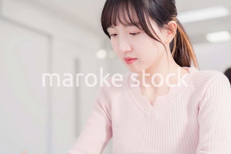 試験を受ける女性