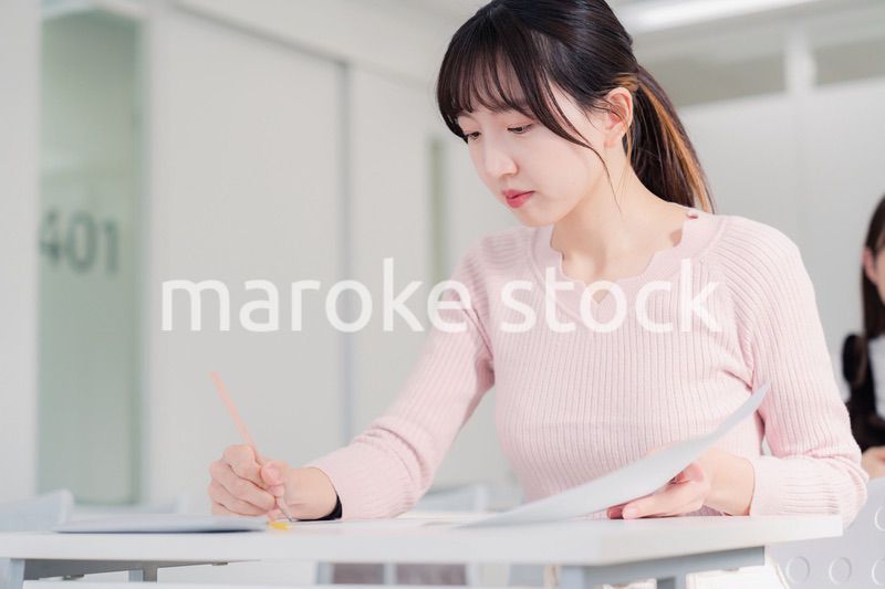 試験を受ける女性