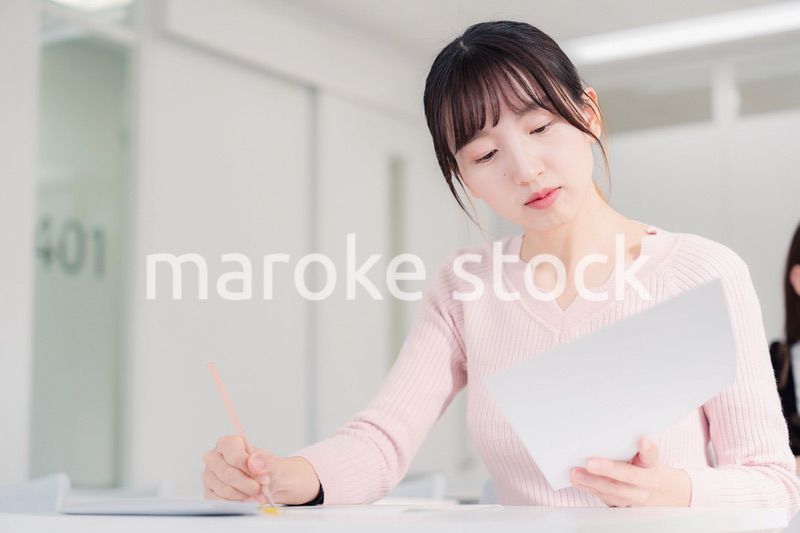 試験を受ける女性