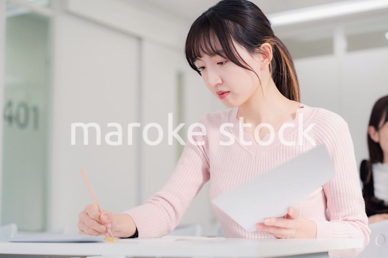 試験を受ける女性