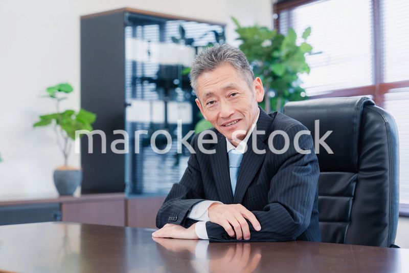 激務で眠い顔をする会社役員の男性