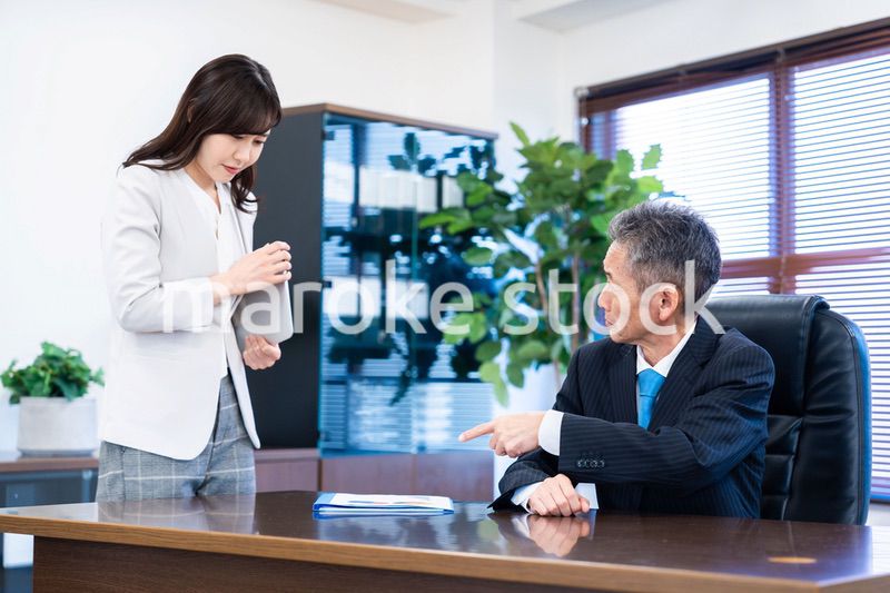 部下に叱責をする役員の男性