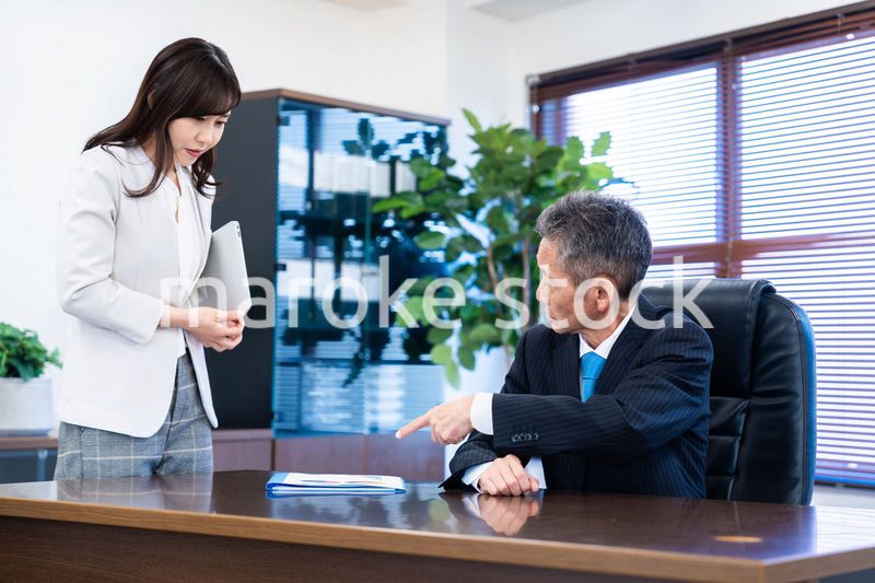 部下に叱責をする役員の男性