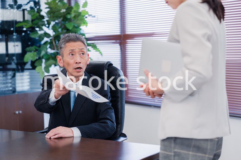 書類を突き返す会社役員の男性