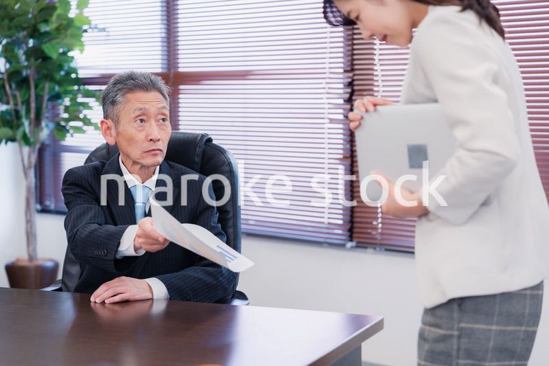 書類を突き返す会社役員の男性