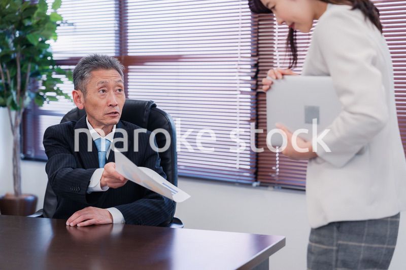 書類を突き返す会社役員の男性