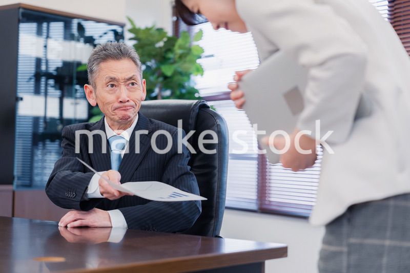 書類を突き返す会社役員の男性