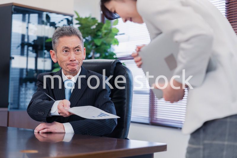 書類を突き返す会社役員の男性