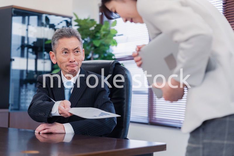 書類を突き返す会社役員の男性