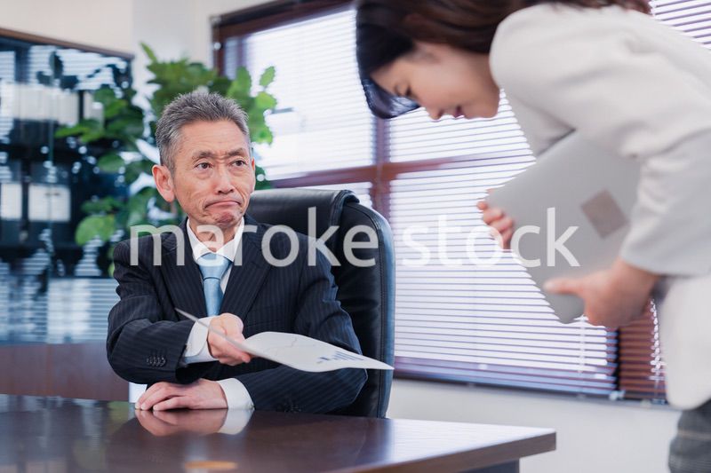 書類を突き返す会社役員の男性