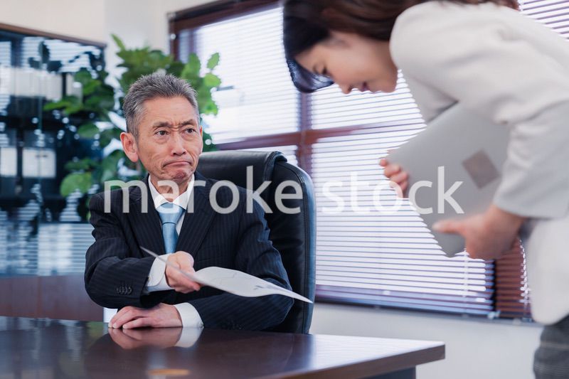 書類を突き返す会社役員の男性