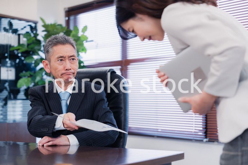 書類を突き返す会社役員の男性