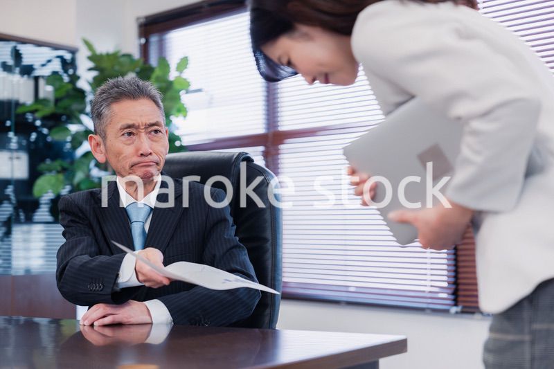 書類を突き返す会社役員の男性
