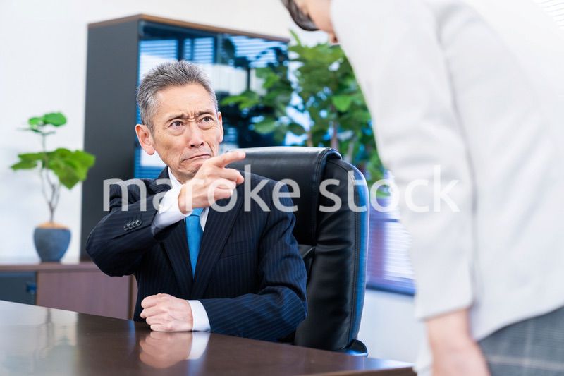 部下に叱責をする役員の男性