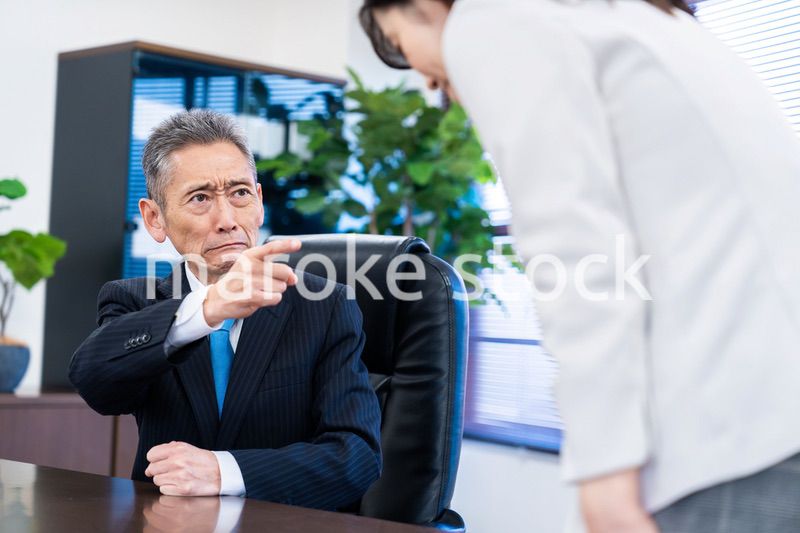 部下に叱責をする役員の男性