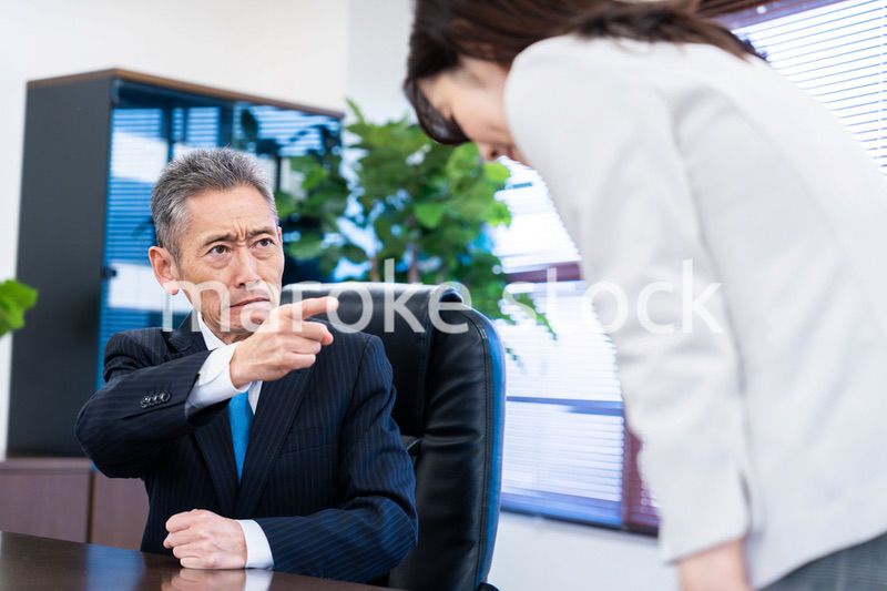 部下に叱責をする役員の男性