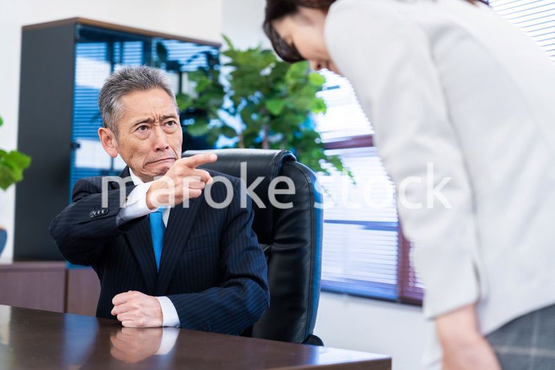 部下に叱責をする役員の男性
