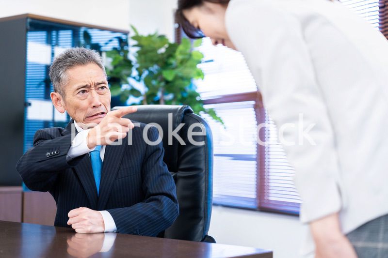部下に叱責をする役員の男性