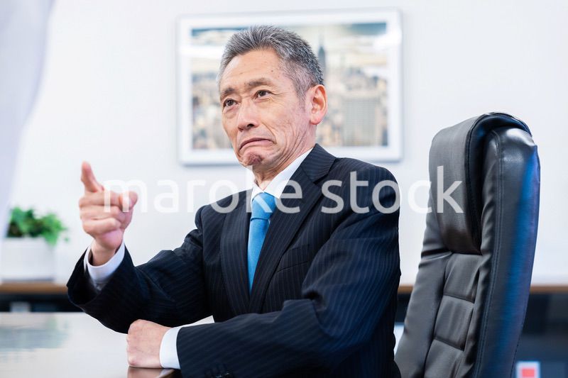 部下に叱責をする役員の男性