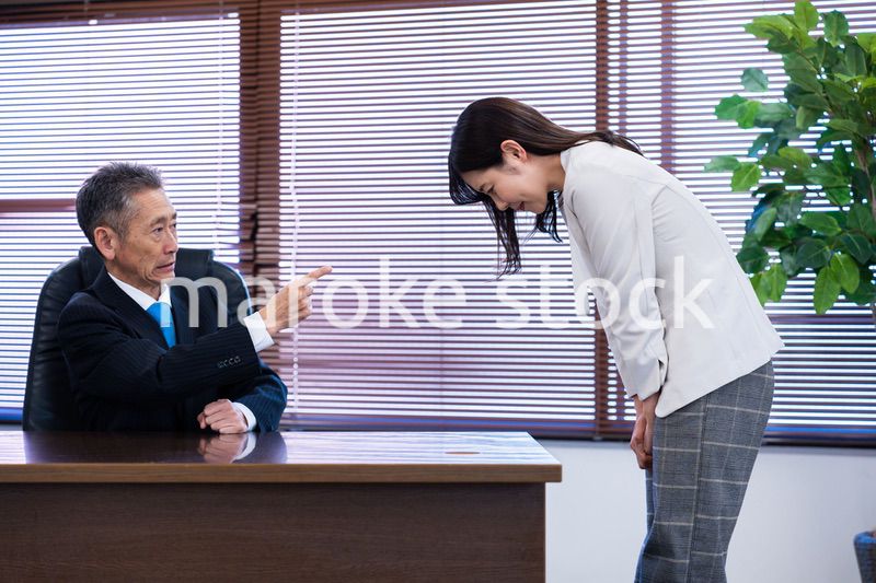 部下に叱責をする役員の男性