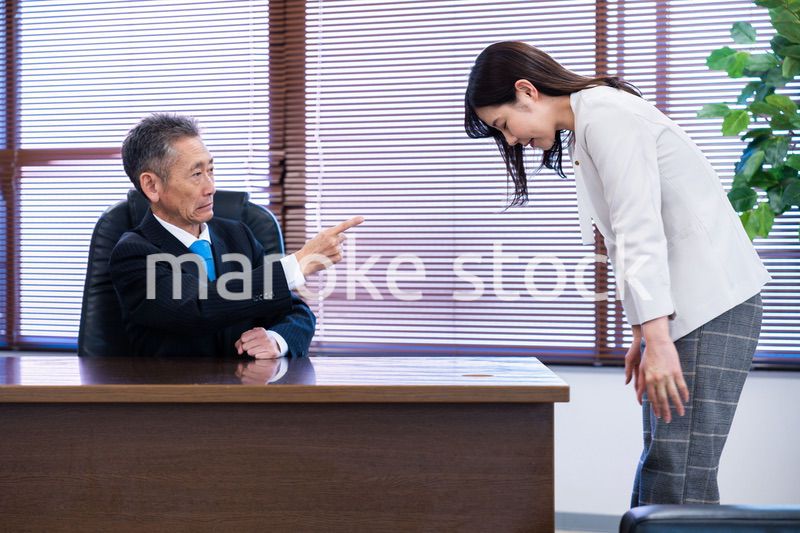 部下に叱責をする役員の男性