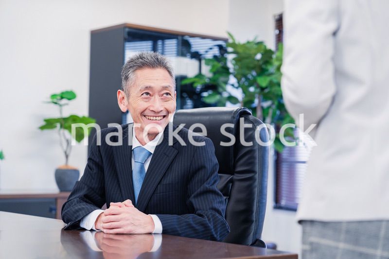 女性秘書と笑顔で話す男性