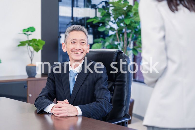 女性秘書と笑顔で話す男性