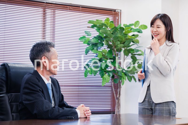 女性秘書と笑顔で話す男性